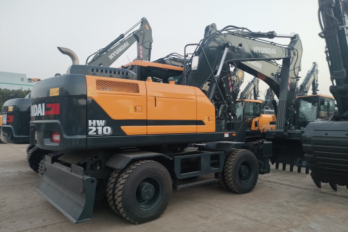 21 Ton Large Wheeled Hydraulic Excavator HW210